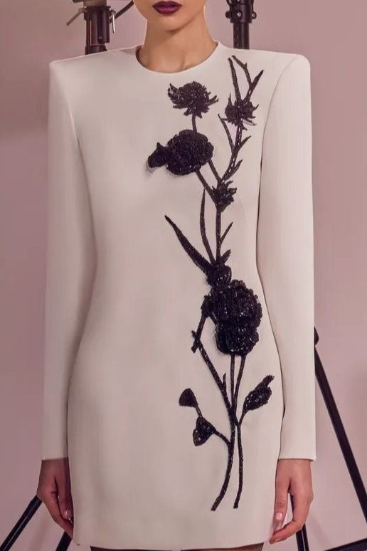 VESTIDO BLANCO DE MANGA LARGA CON DETALLE FLORAL