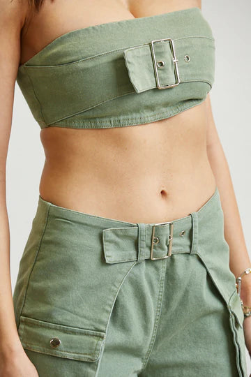 SET TOP CON ADORNO HEBILLA Y PANTALÓN CARGO
