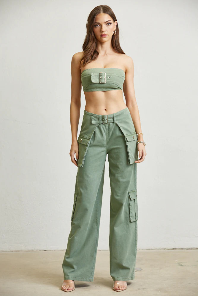 SET TOP CON ADORNO HEBILLA Y PANTALÓN CARGO
