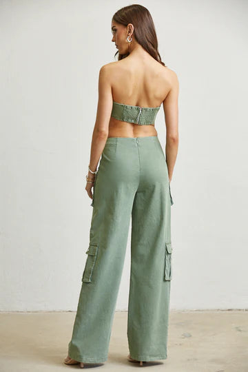 SET TOP CON ADORNO HEBILLA Y PANTALÓN CARGO