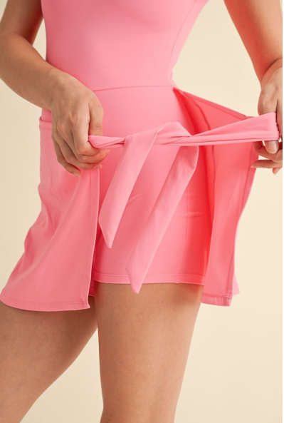 VESTIDO DEPORTIVO CON MOÑO FRONTAL