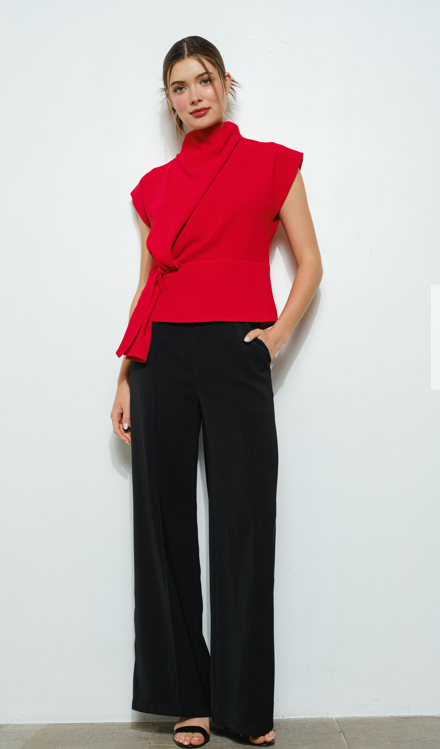 BLUSA CON PLIEGUES CUELLO ALTO Y MANGA CORTA