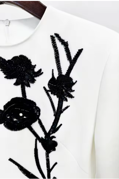 VESTIDO BLANCO DE MANGA LARGA CON DETALLE FLORAL