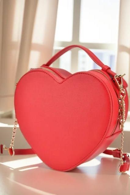 BOLSA DE MANO EN FORMA DE CORAZON