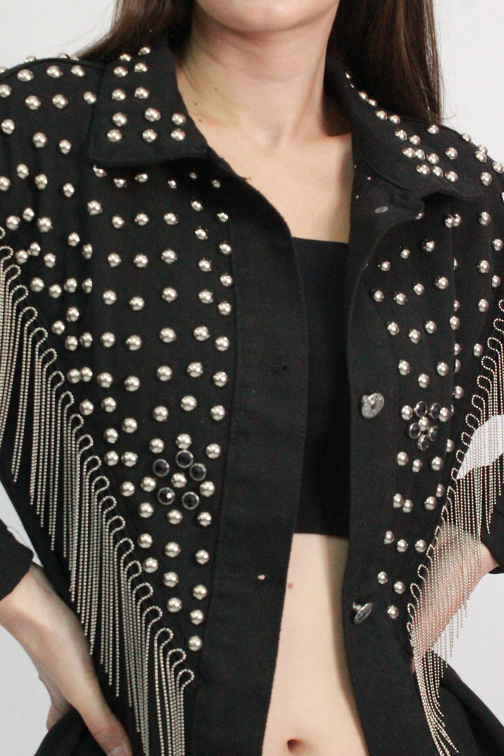 CHAMARRA NEGRA CON FLECOS Y ESTOPEROLES