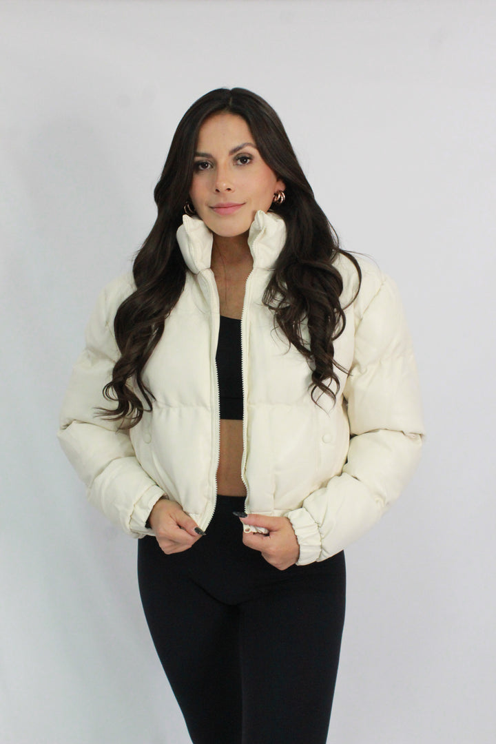 CHAMARRA PUFFER CORTA TIPO PIEL BEIGE