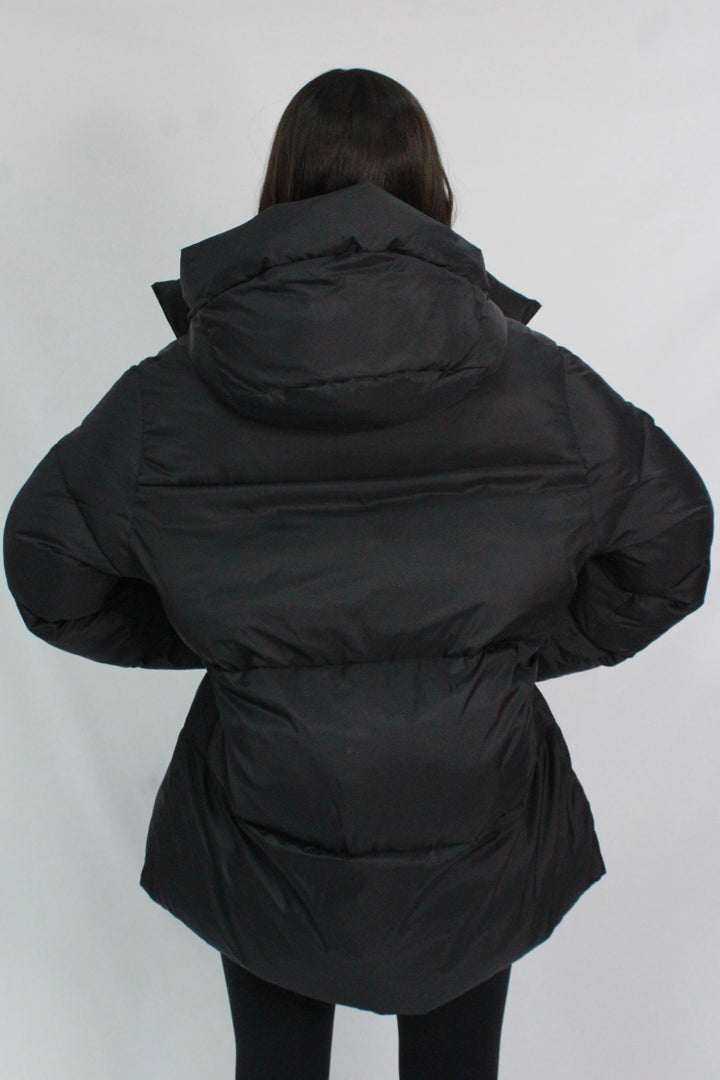 CHAMARRA PUFFER PLUMAS NEGRA