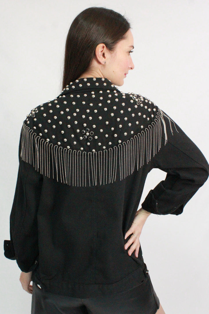 CHAMARRA NEGRA CON FLECOS Y ESTOPEROLES