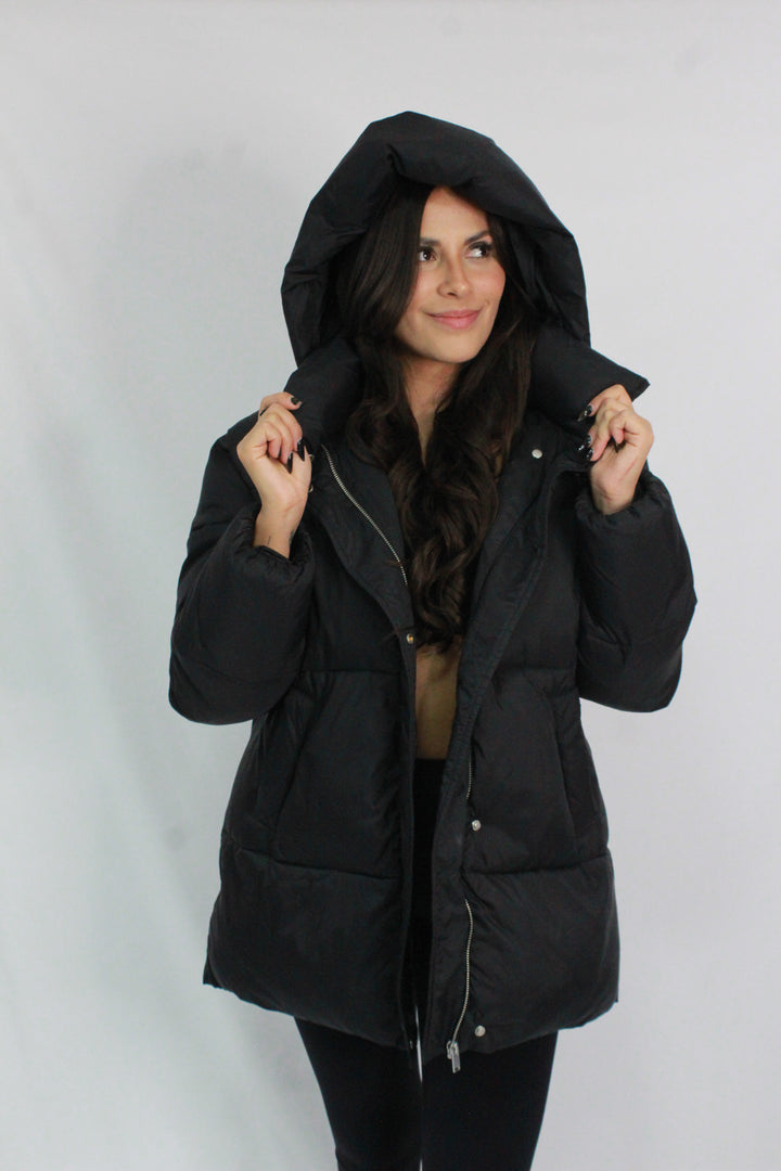 CHAMARRA PUFFER PLUMAS NEGRA