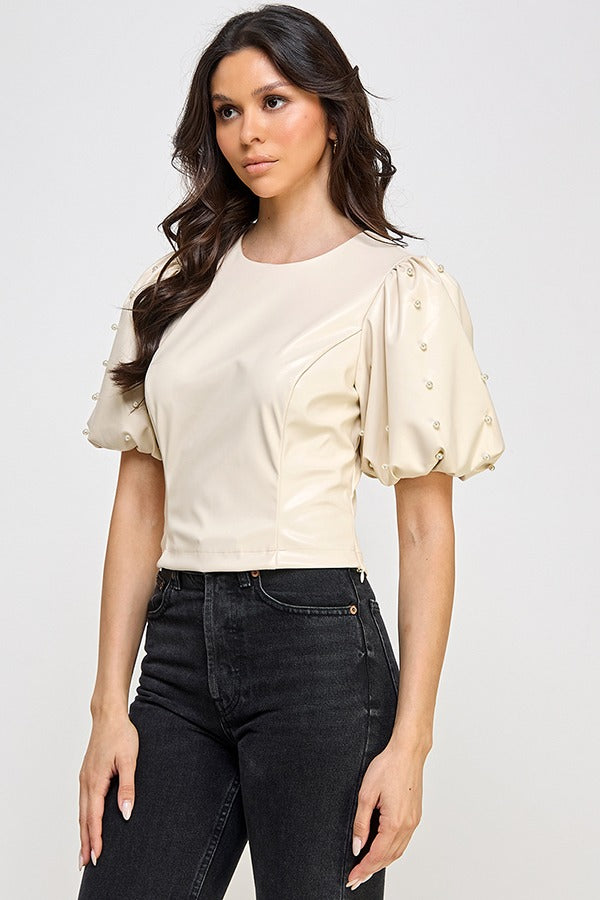 BLUSA DE MANGA CORTA CON PERLAS EFECTO PIEL