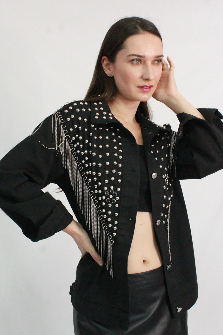 CHAMARRA NEGRA CON FLECOS Y ESTOPEROLES