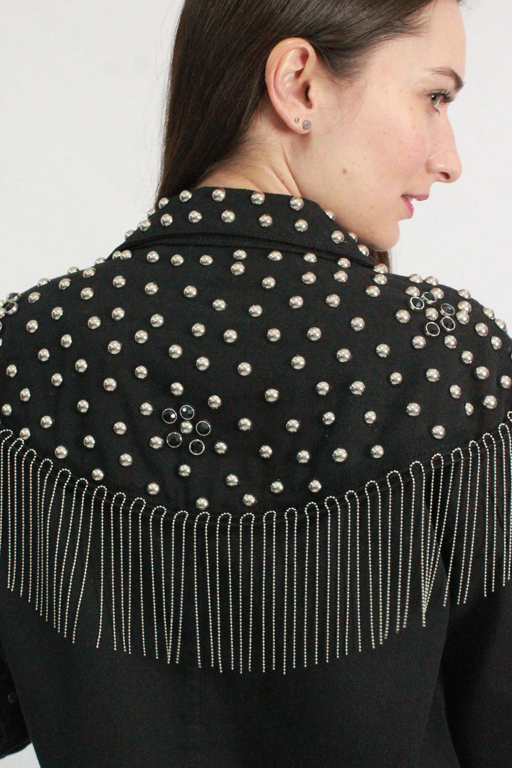 CHAMARRA NEGRA CON FLECOS Y ESTOPEROLES