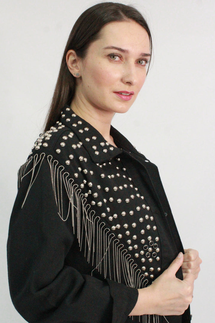 CHAMARRA NEGRA CON FLECOS Y ESTOPEROLES