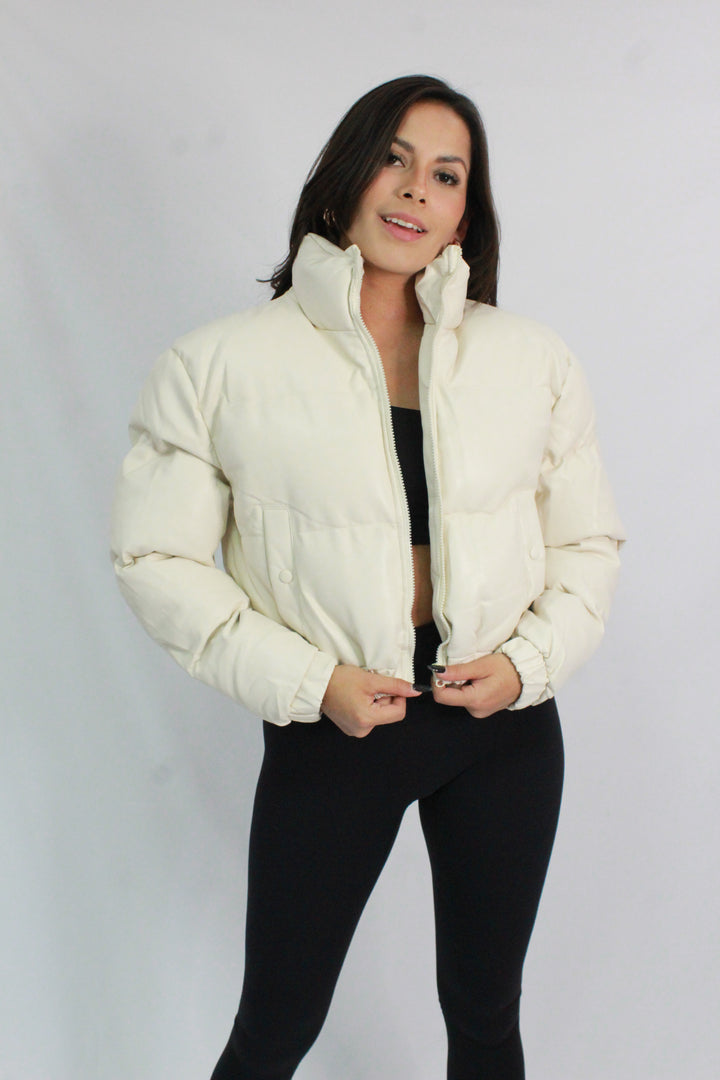 CHAMARRA PUFFER CORTA TIPO PIEL BEIGE